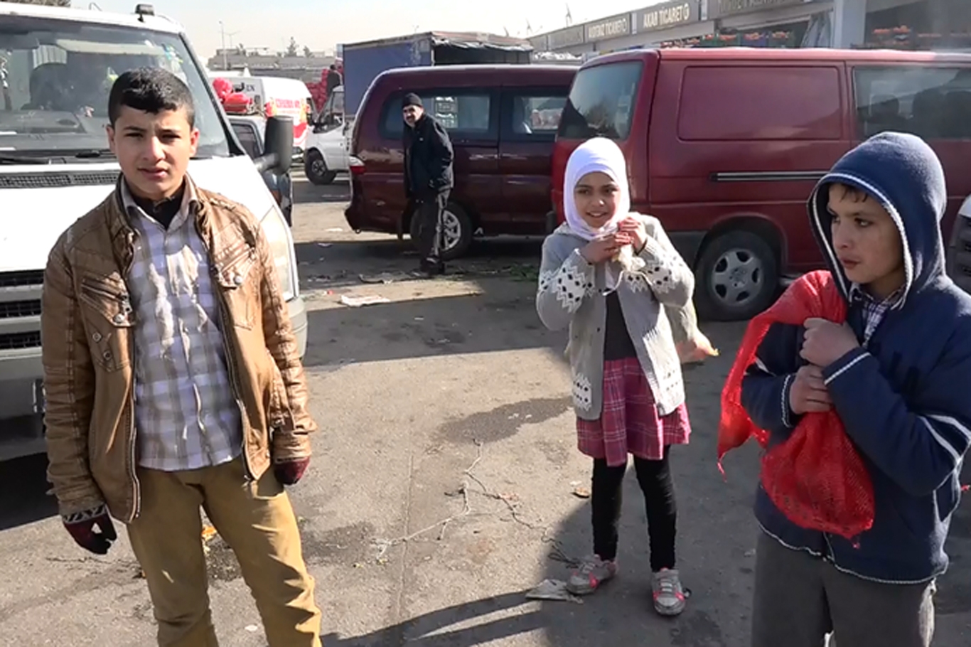 Suriyeli çocuklar çöpten çürük sebze ve meyveleri topluyor
